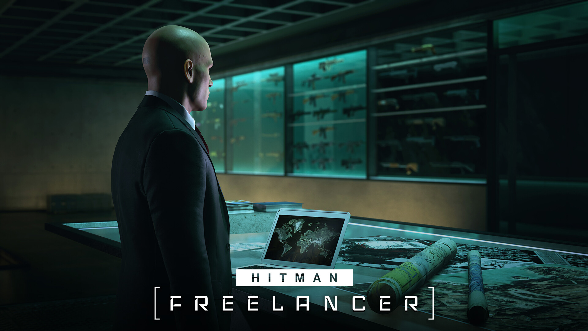 Agent 47 surveys weapons and equipment in Freelancer mode.