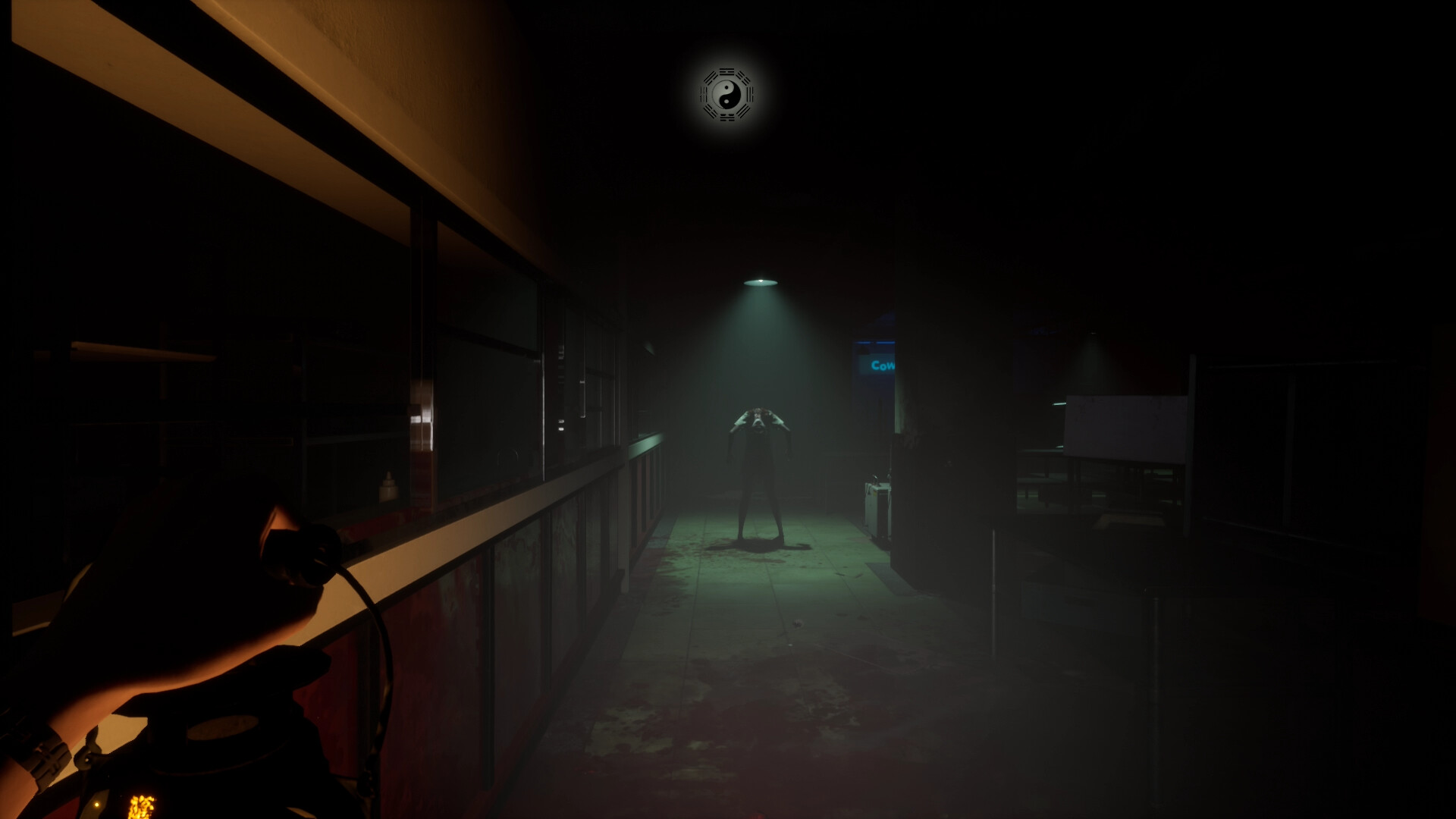 A character faces a figure in a dim Da Ren corridor while holding the Anima Lantern.